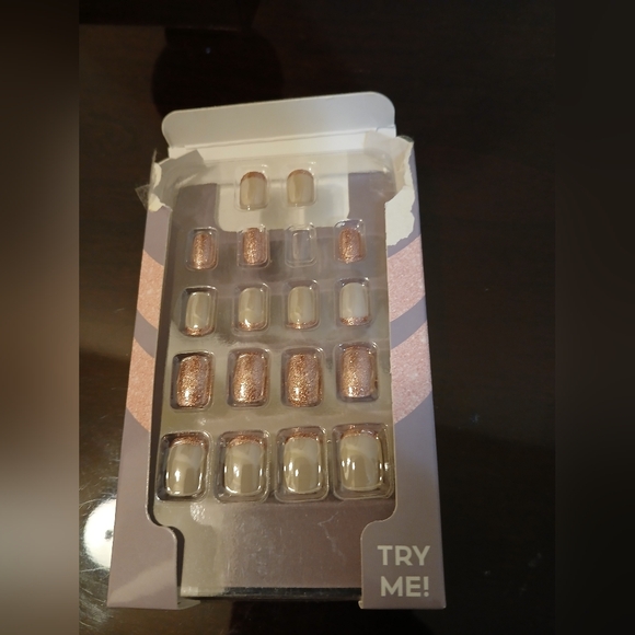 Artificial Nails - Picture 8 of 11